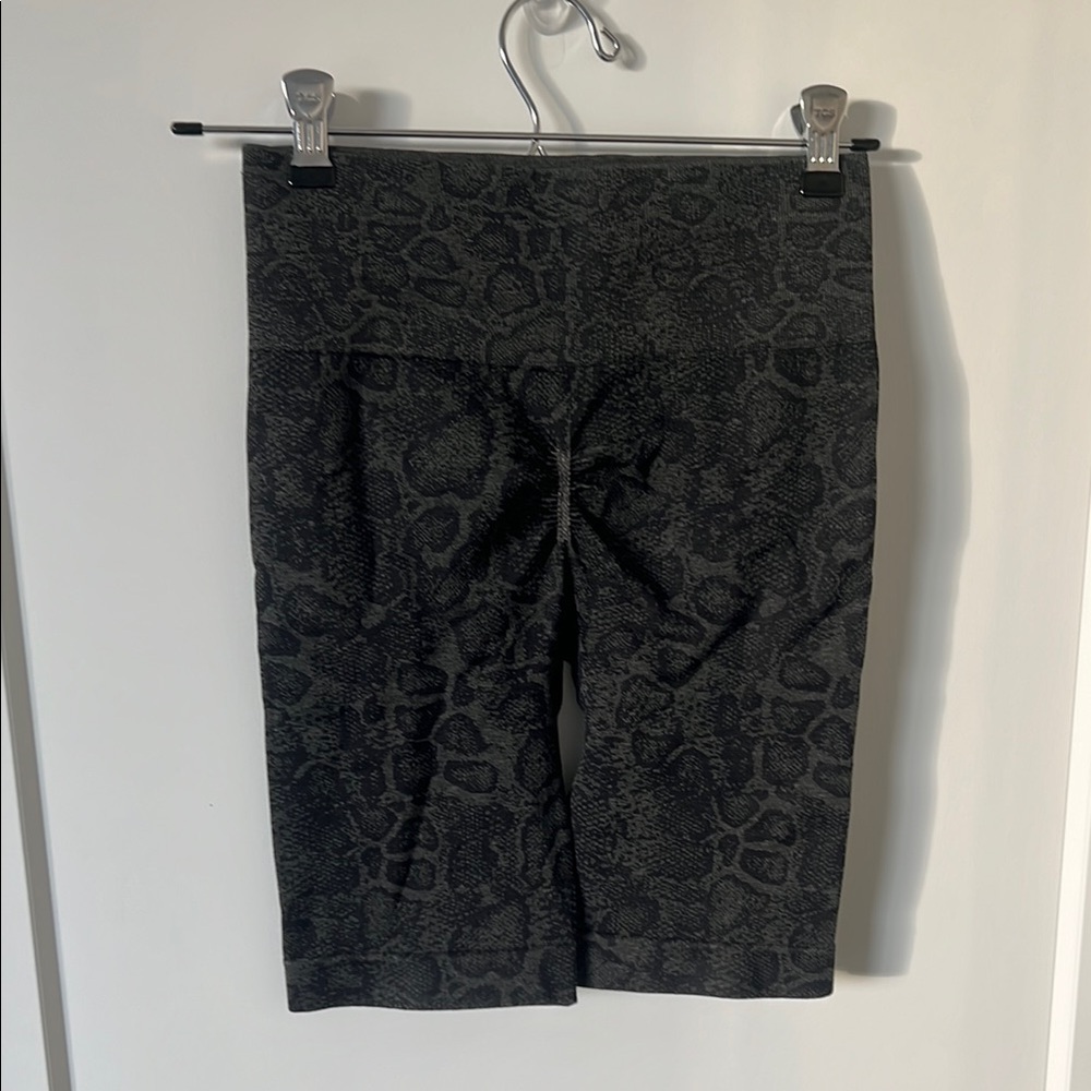 Gymshark Black Bike Shorts Athletic Fit - Picture 2 of 2